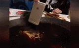 聚餐玩起iPhone涮火锅